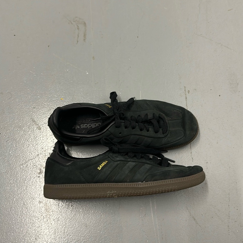 Barely worn adidas sambas
